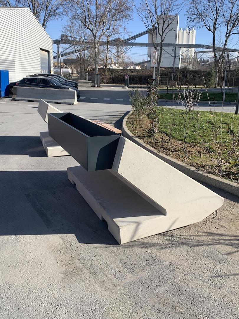 Jardinère et banc pour Borne Béton anti intrusion et anti bélier SAFELY avec jardinière et banc