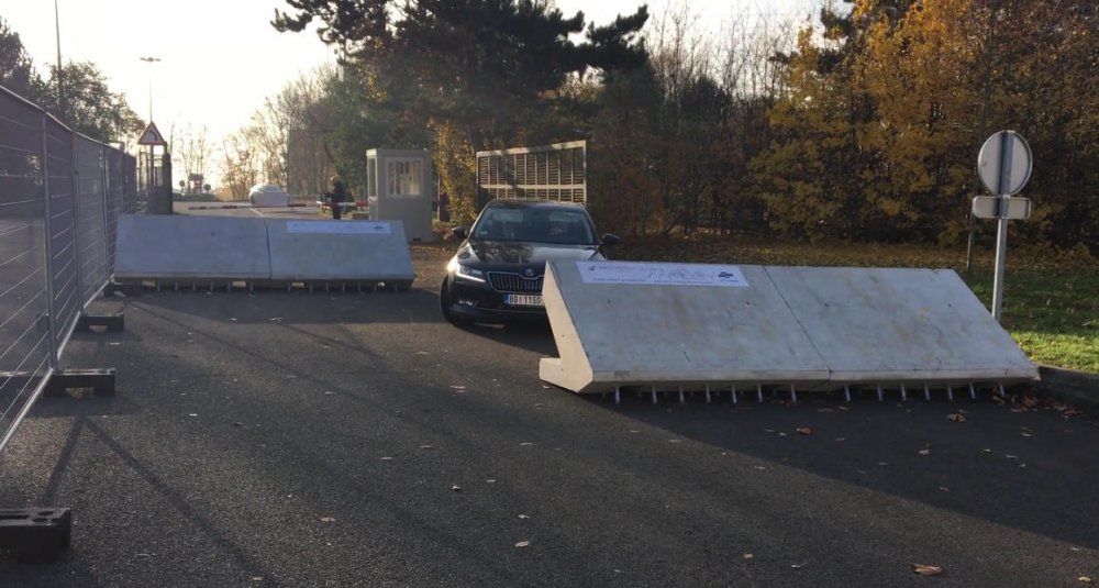 La borne de défense et de protection anti véhicule bélier SAFELY devant le salon MILIPOL pour sécuriser les accès