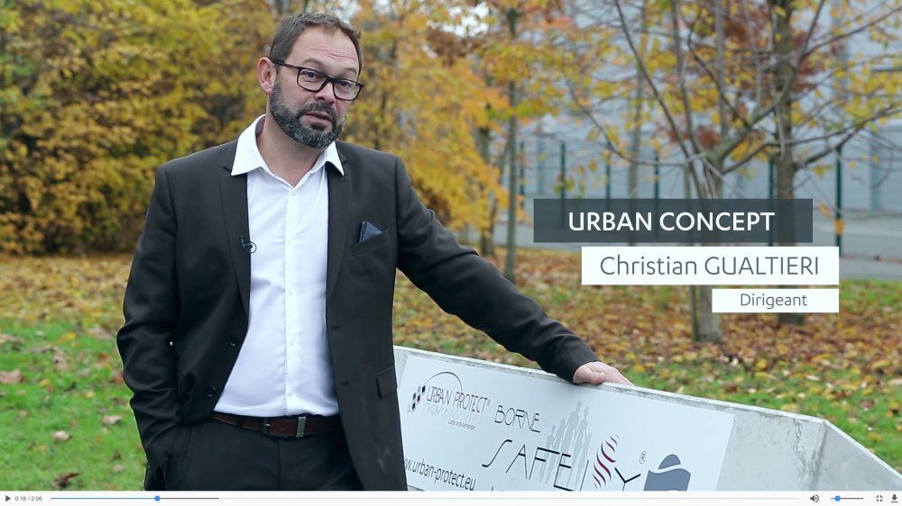 La borne anti bélier anti attentat Safely est capable de s'ancrer dans le sol en cas de choc grace aux griffes situées sous la borne par Urban Concept Interview de Christian GUALTIERI
