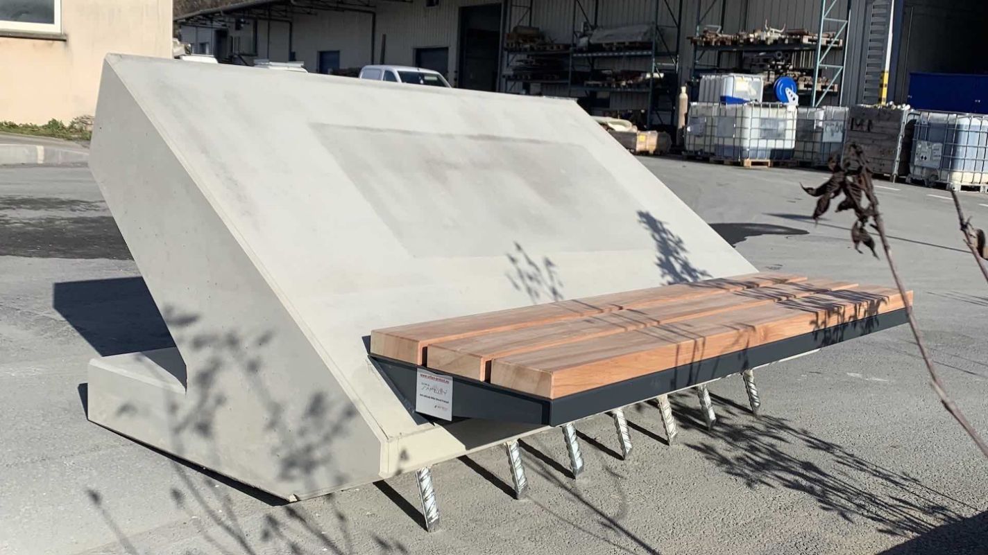 Borne anti bélier avec banquette bois intégrée