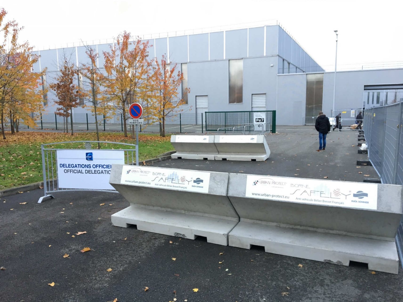 Borne anti bélier Safely sécurisant l'entrée d'un salon Milipol